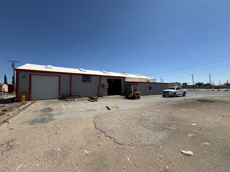 223 Pine St, Kermit, TX for lease - Building Photo - Image 2 of 9