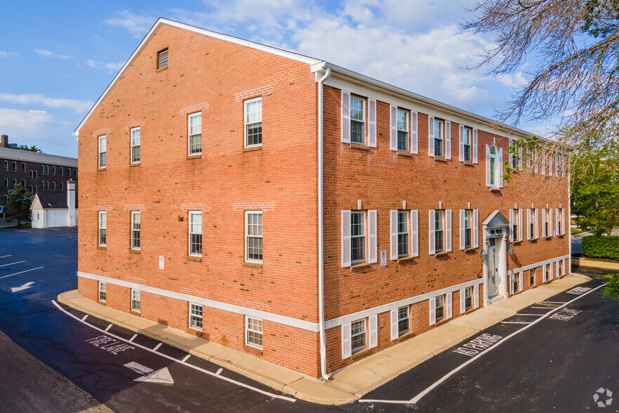 130 W Lancaster Ave, Wayne, PA for lease - Building Photo - Image 1 of 4