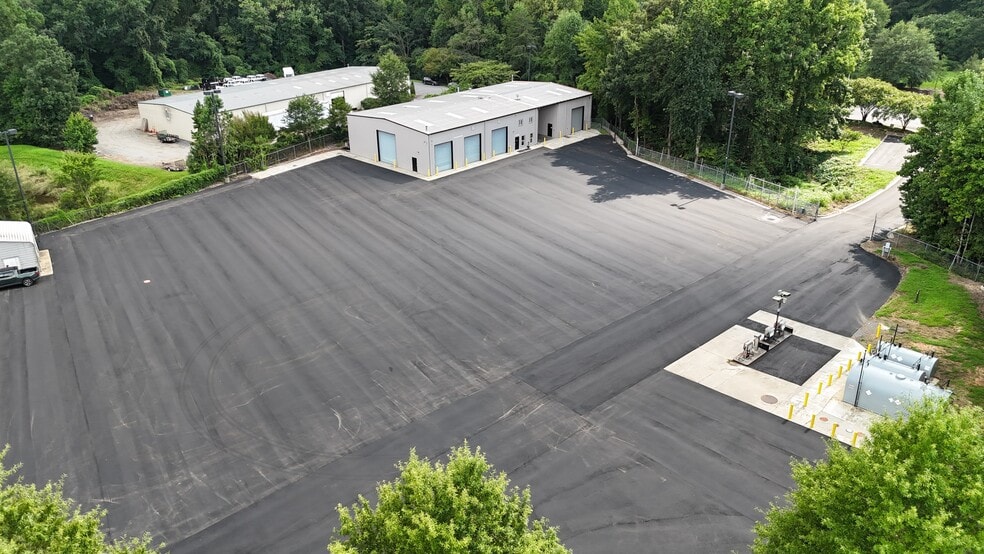 9535 Hebron Commerce Dr, Charlotte, NC for lease - Building Photo - Image 1 of 4