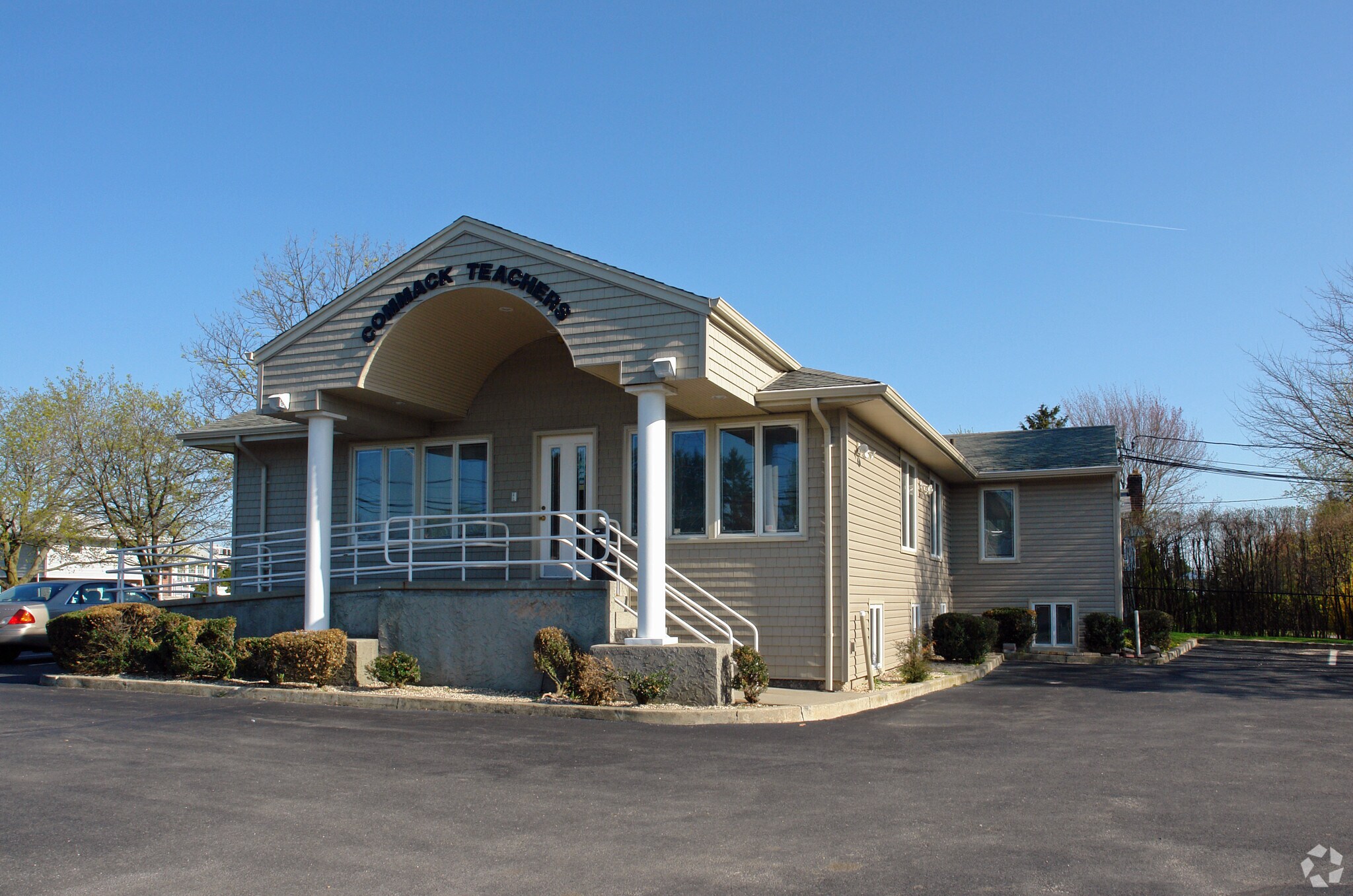 2070 Jericho Tpke, Commack, NY for sale Primary Photo- Image 1 of 1