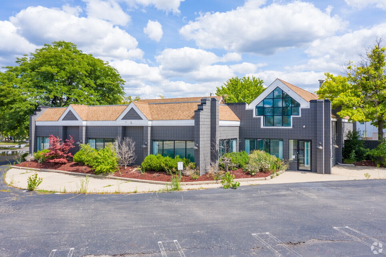 31501 Schoolcraft Rd, Livonia, MI 48150