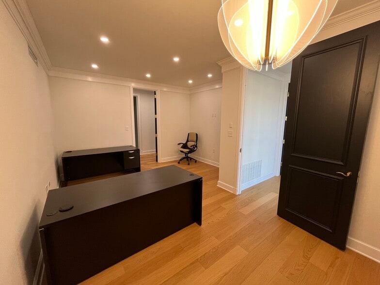 1042 NW 69th St, Oklahoma City, OK for lease - Building Photo - Image 3 of 6