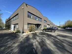 Flex in Dardilly for lease Building Photo- Image 1 of 8