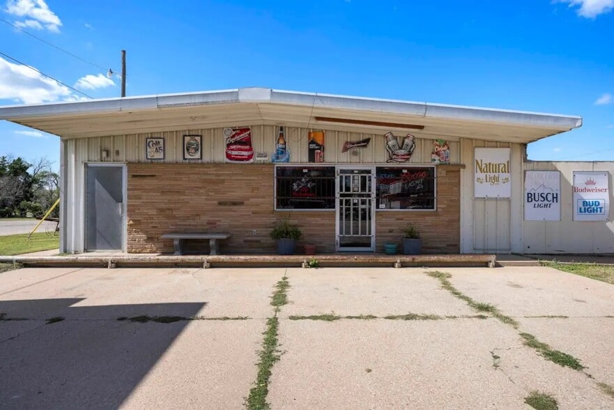2106 E 4th Ave, Hutchinson, KS for sale - Building Photo - Image 2 of 35