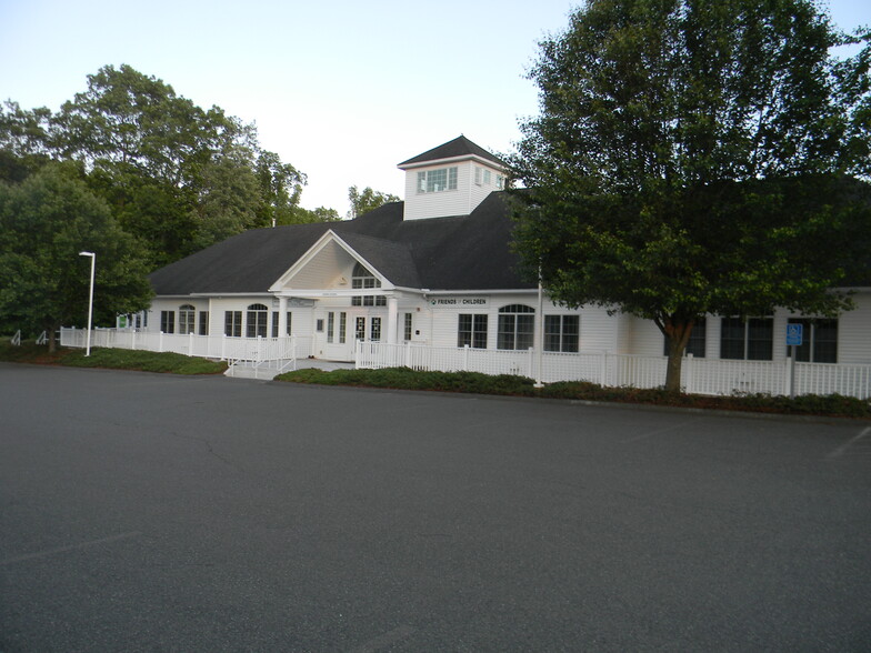 245 Russell St, Hadley, MA for lease - Building Photo - Image 2 of 7