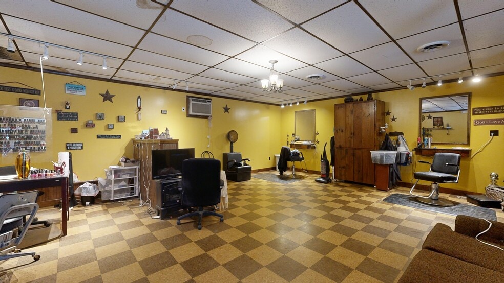 352 Hancock St, Rumford, ME for sale - Interior Photo - Image 3 of 17