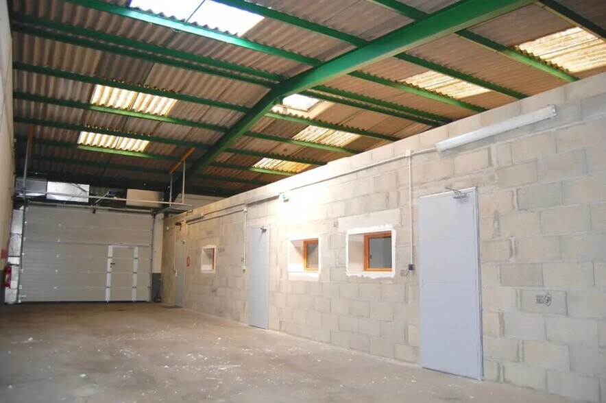 Industrial in Saint-Étienne for lease - Interior Photo - Image 2 of 9