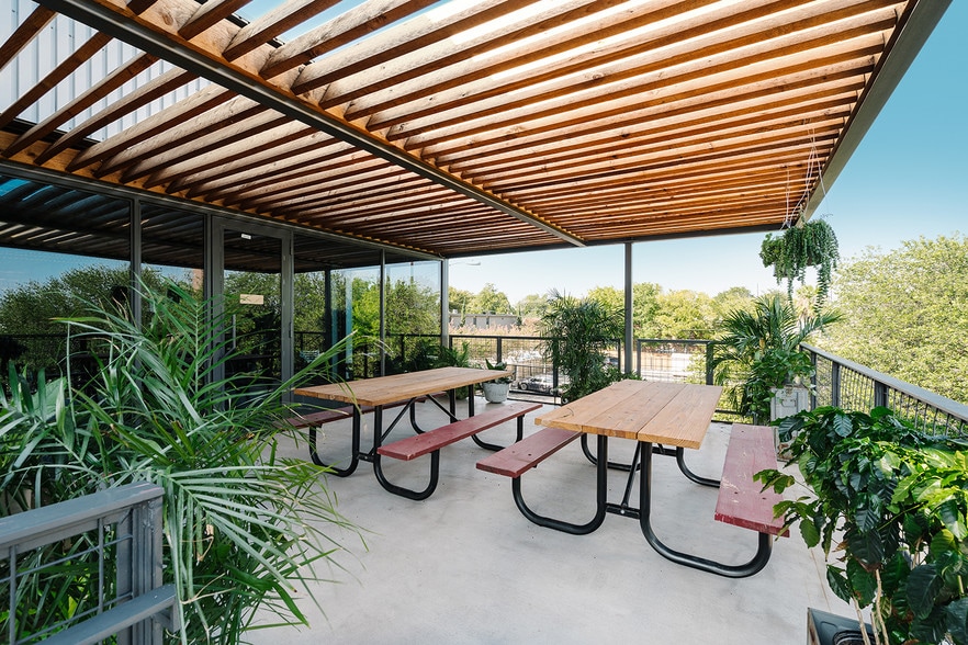 5540 N Lamar Blvd, Austin, TX for lease - Building Photo - Image 3 of 16