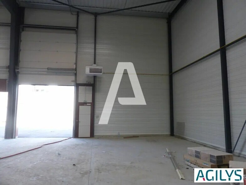 Flex in Saint-Pierre-du-Perray for lease - Interior Photo - Image 3 of 6