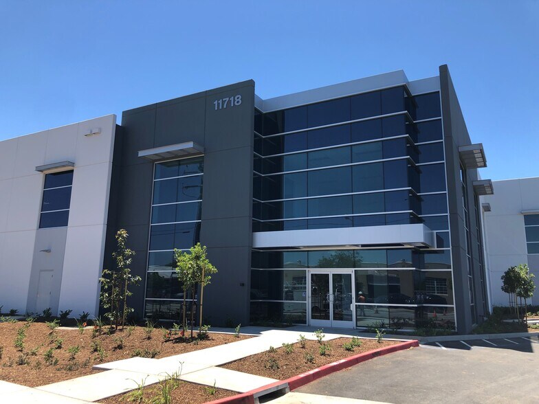 11718 Burke St, Santa Fe Springs, CA for lease - Building Photo - Image 3 of 5