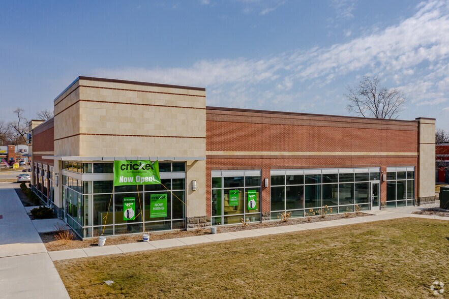 52 S Kennedy Dr, Carpentersville, IL 60110