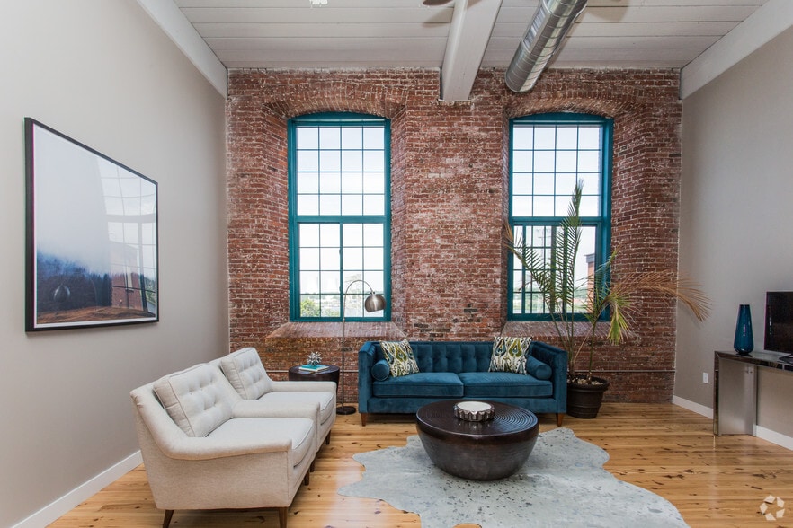 1082 Davol St, Fall River, MA for lease - Interior Photo - Image 3 of 88