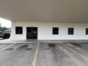 2112 N Navarro St, Victoria, TX for lease Building Photo- Image 1 of 10
