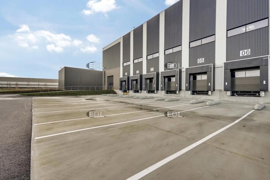 Industrial in Servon for lease - Building Photo - Image 2 of 3