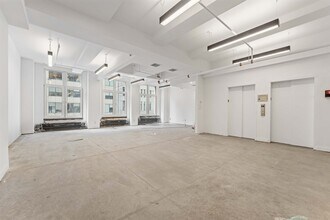 587 Fifth Ave, New York, NY for lease Building Photo- Image 2 of 5