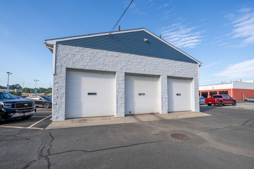 300 E Main St, Westfield, MA for lease - Building Photo - Image 2 of 12
