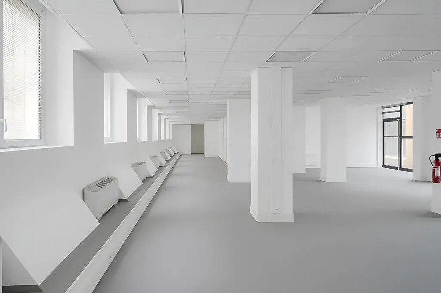 45-47 Rue Des Vinaigriers, Paris for lease - Interior Photo - Image 1 of 8