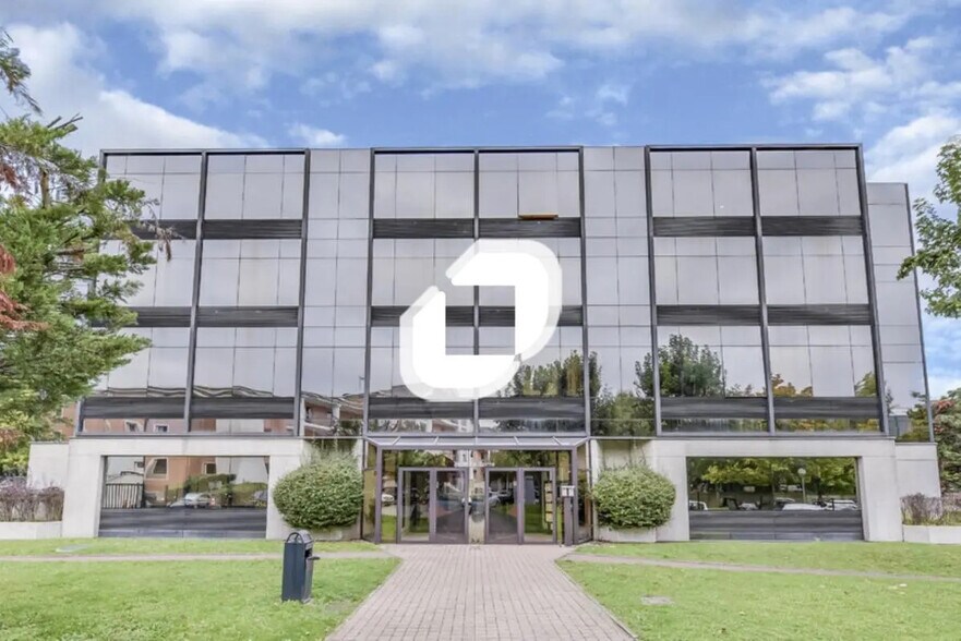 Office in Rosny-sous-Bois for lease - Building Photo - Image 1 of 18