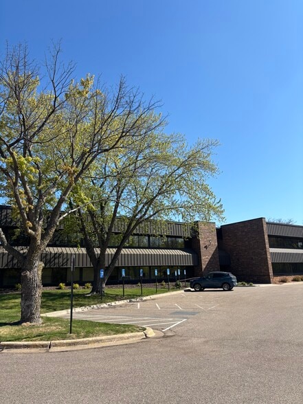 4825 Olson Memorial Hwy, Golden Valley, MN for lease - Building Photo - Image 2 of 2