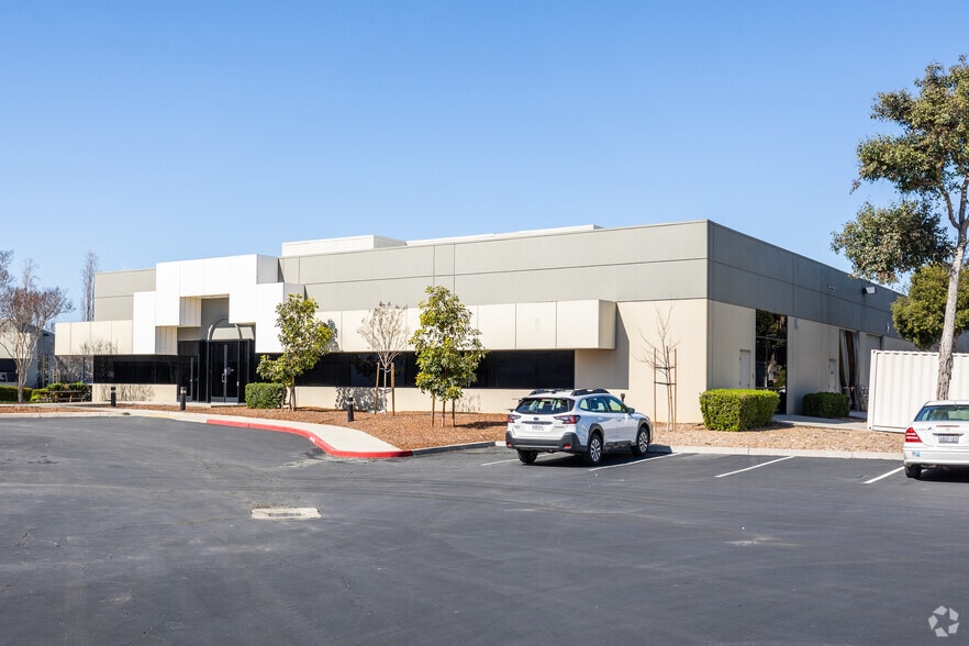 400 Chesapeake Dr, Redwood City, CA for lease - Building Photo - Image 2 of 5