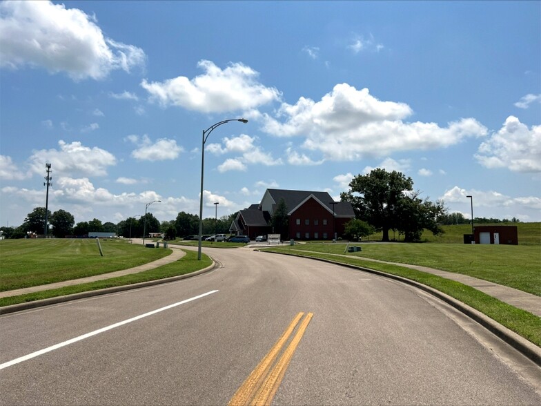 4929 Riverwind Pointe Dr, Evansville, IN for sale - Building Photo - Image 3 of 11