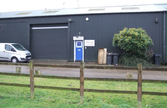 Unit 2 Court Farm Ln, Warlingham for sale - Primary Photo - Image 1 of 1