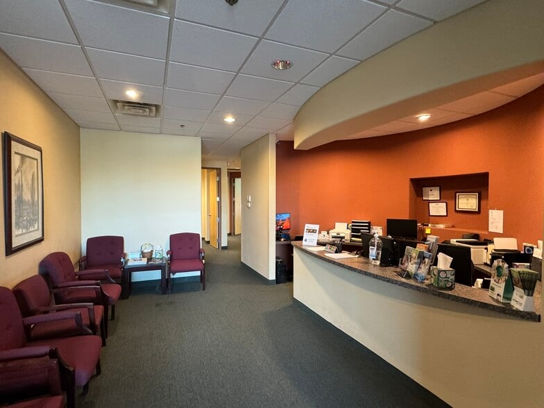 555 W Chandler Blvd, Chandler, AZ for lease - Interior Photo - Image 3 of 11