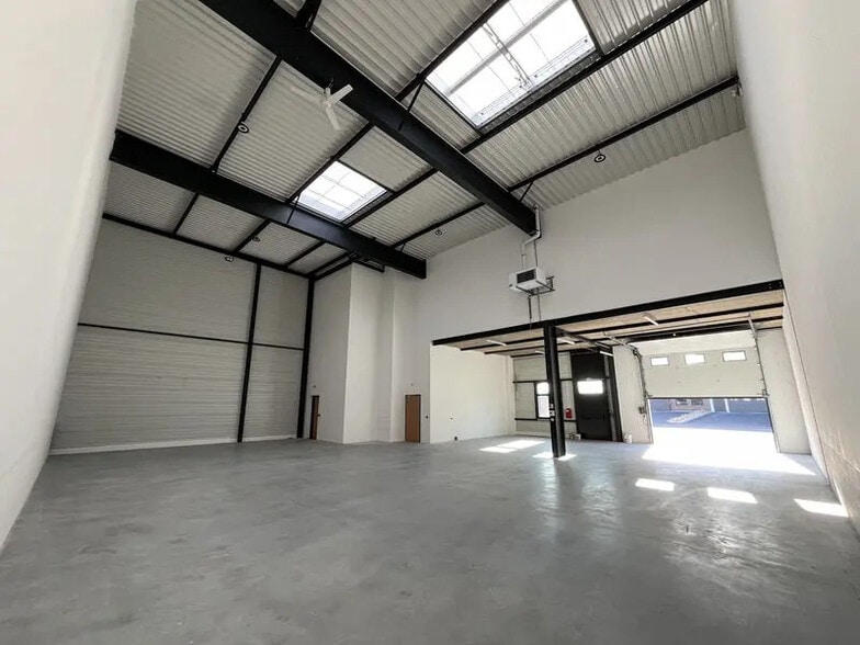 Office in Saint-Priest for lease - Building Photo - Image 2 of 33