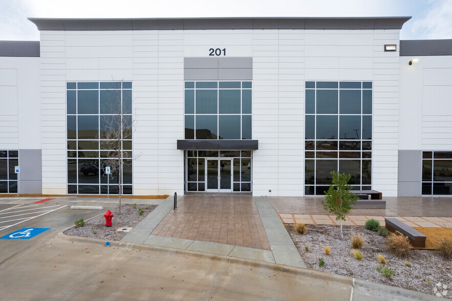 201 W Everman Pky, Fort Worth, TX for lease - Building Photo - Image 3 of 8