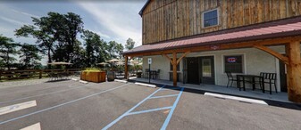 Handcrafted Barn-Event Venue/Tasting Room - Motel