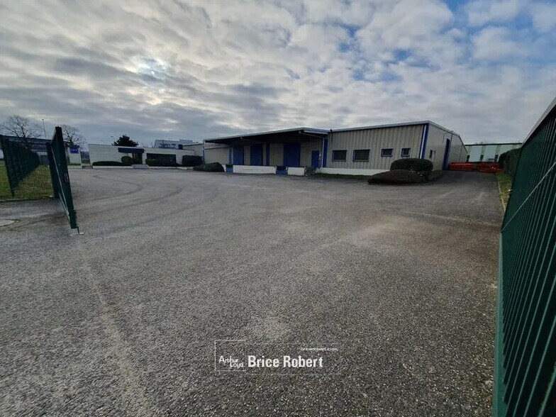 Office in Saint-Quentin-Fallavier for lease - Building Photo - Image 1 of 6