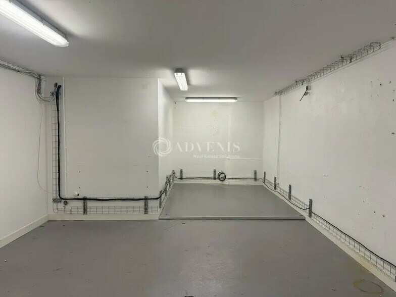 Flex in Vanves for lease - Interior Photo - Image 3 of 5