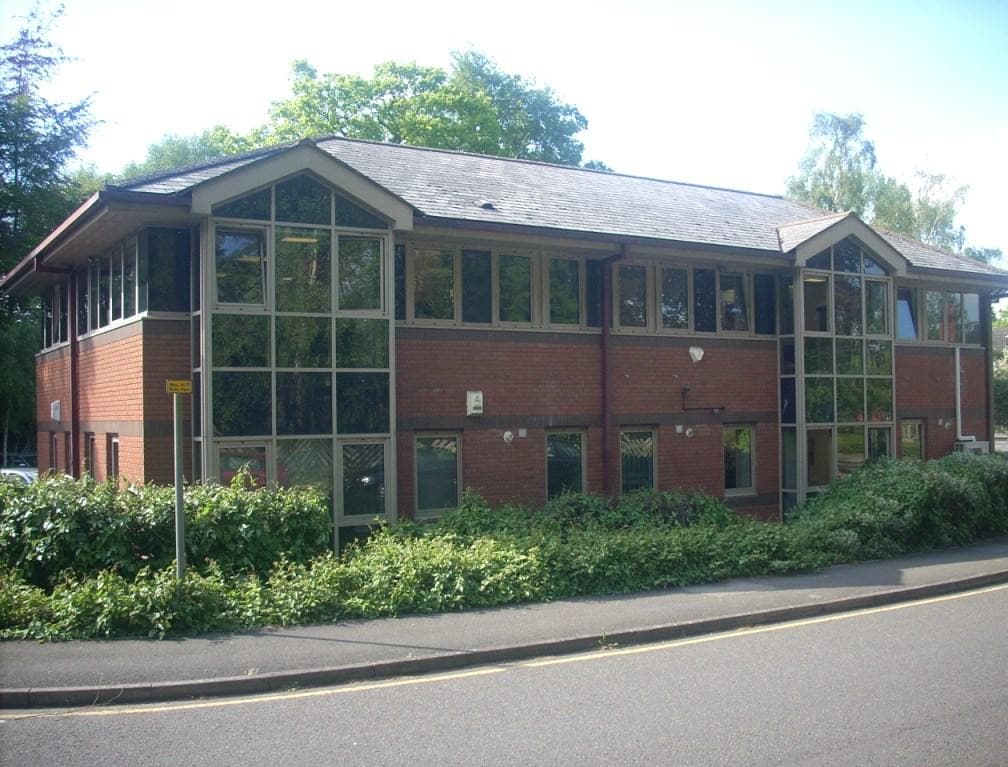 7 Dukes Ride, Crowthorne, RG45 6GT | LoopNet
