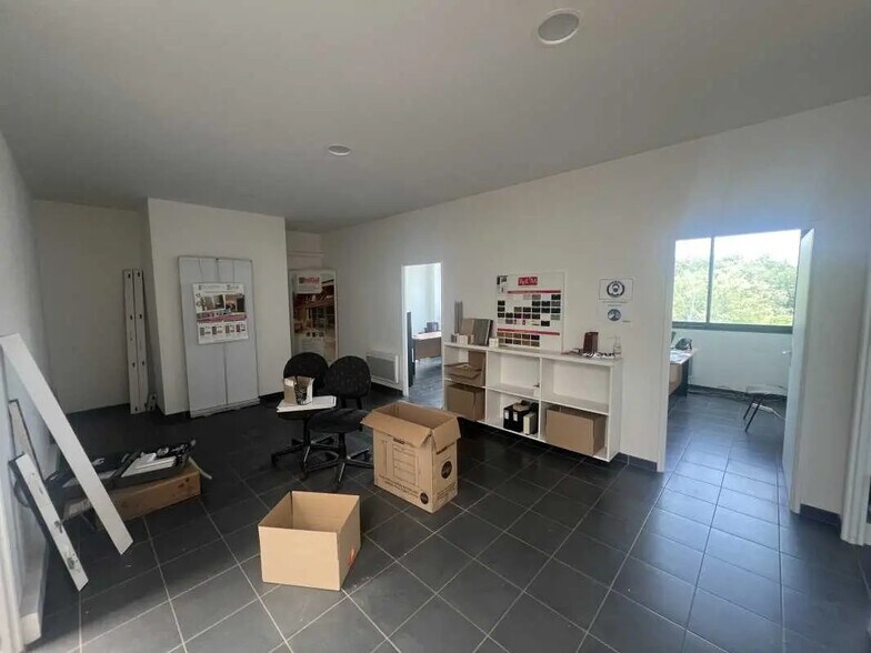 Flex in Yvrac for lease - Interior Photo - Image 2 of 7