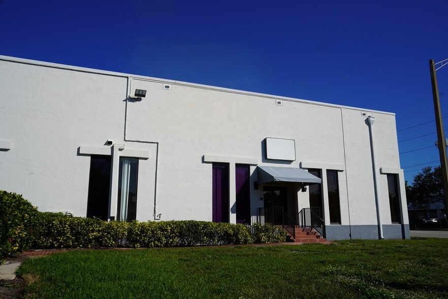2201-2211 Stirling Rd, Fort Lauderdale, FL for lease - Building Photo - Image 1 of 6