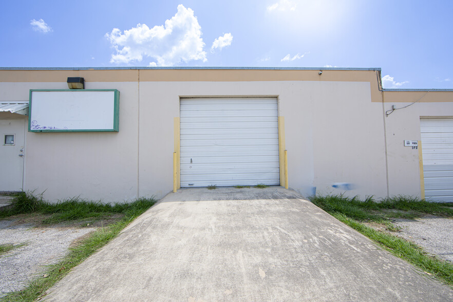 820 Shelby Ln, Austin, TX for lease - Building Photo - Image 2 of 4