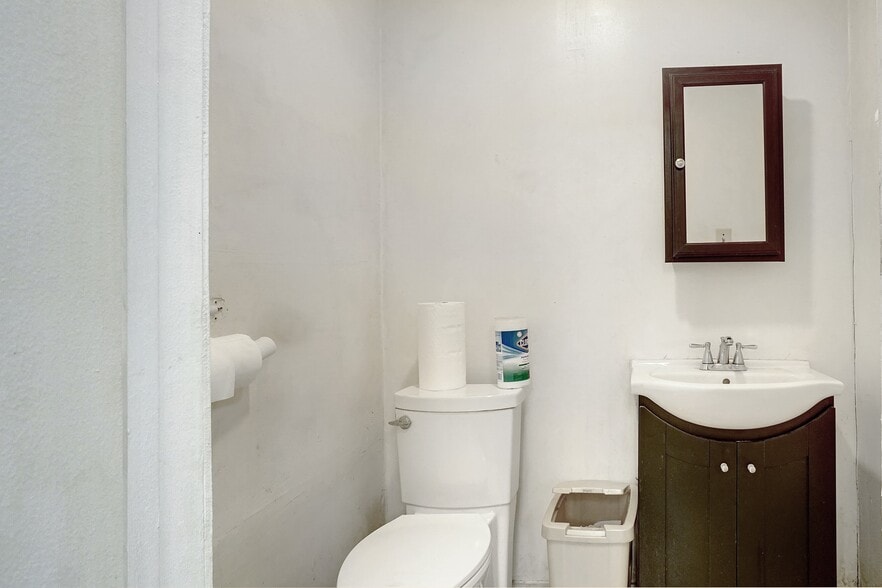 396 Goshen Rd, Springtown, TX for sale - Interior Photo - Image 2 of 22