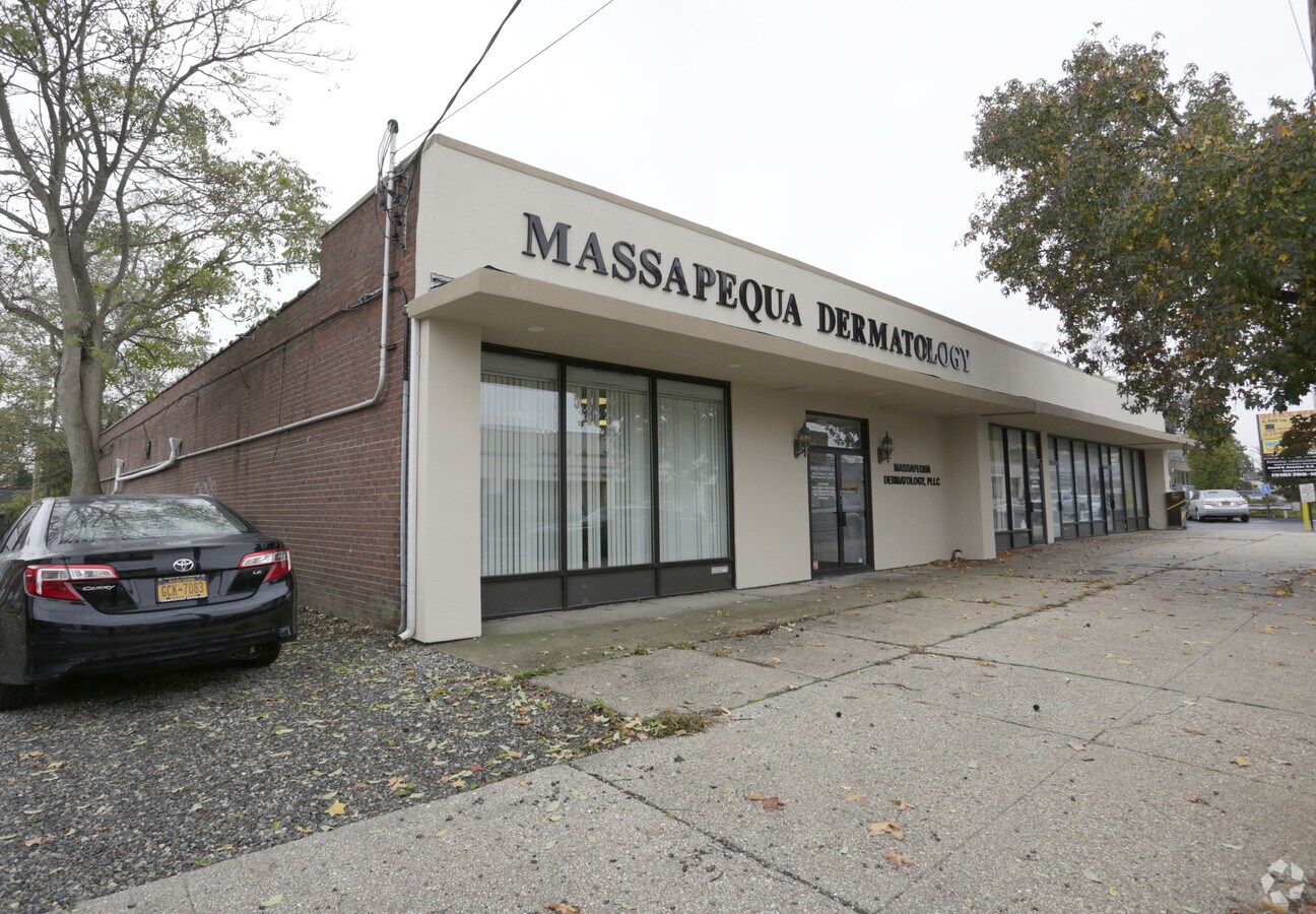7476 Grand Ave, Massapequa, NY 11758