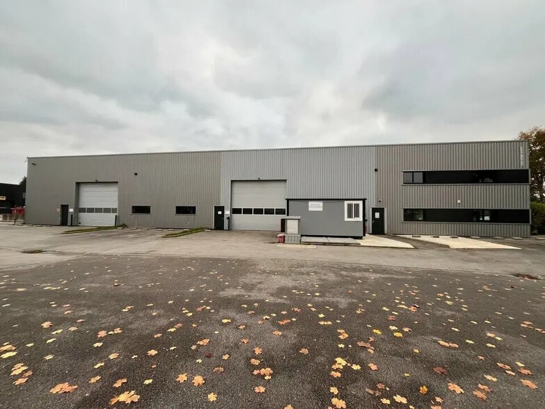 Flex in Plescop for lease - Building Photo - Image 1 of 4