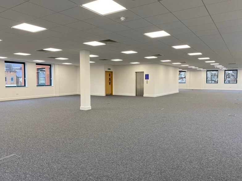 106 High St, Crawley for lease - Interior Photo - Image 2 of 3