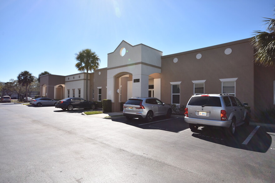 2675 S Horseshoe Dr, Naples, FL for lease - Building Photo - Image 3 of 7