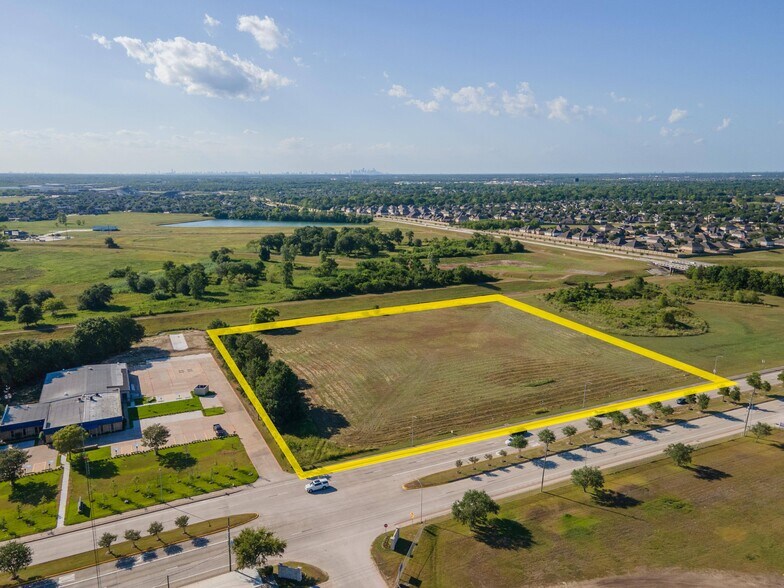 126 Dixie Farm, Pearland, TX for sale - Building Photo - Image 1 of 1
