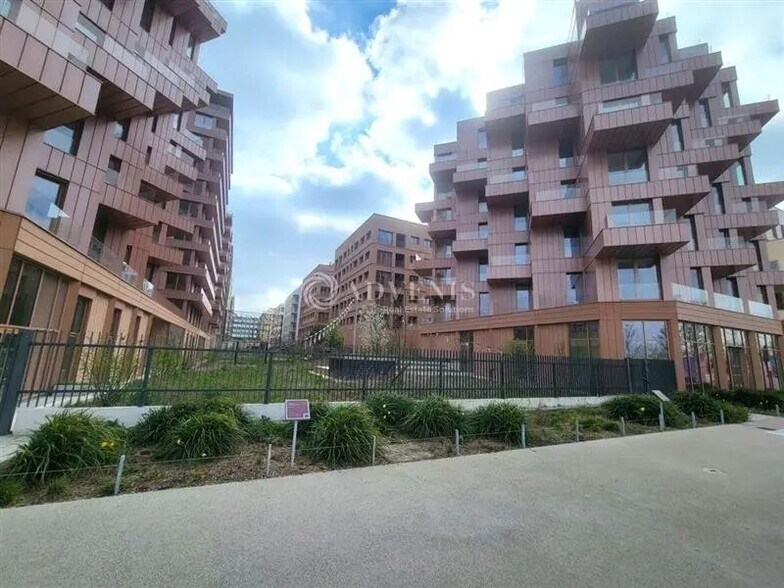 Retail in Saint-Ouen-sur-Seine for lease - Building Photo - Image 1 of 7