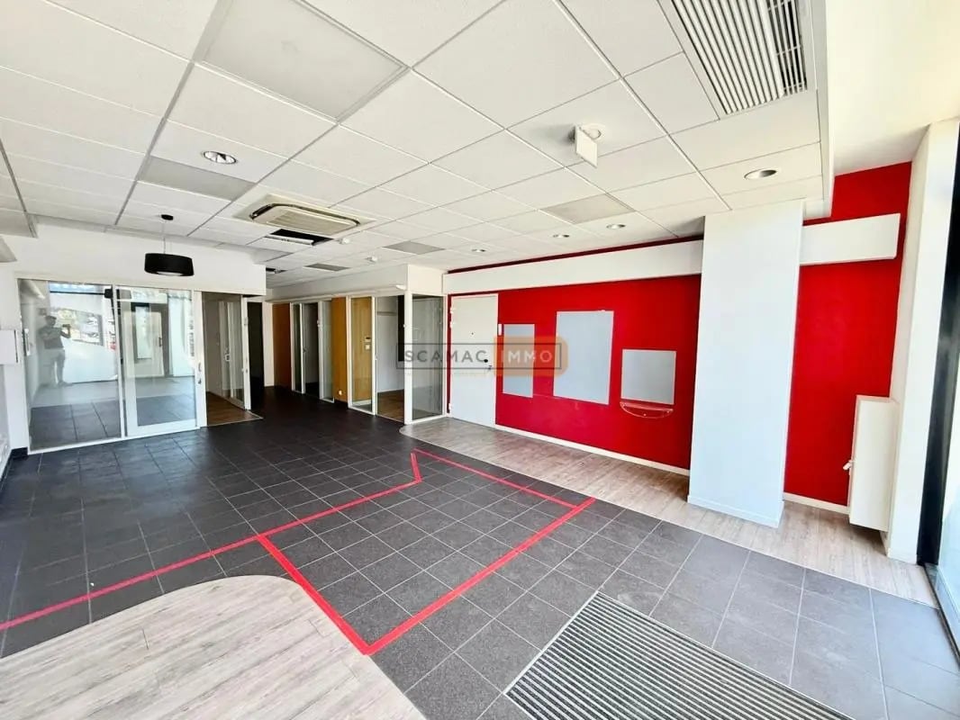 Retail in Fréjus for lease Interior Photo- Image 1 of 12