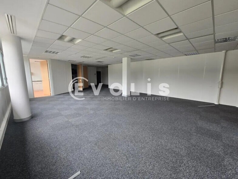 Office in Orsay for lease - Interior Photo - Image 2 of 8