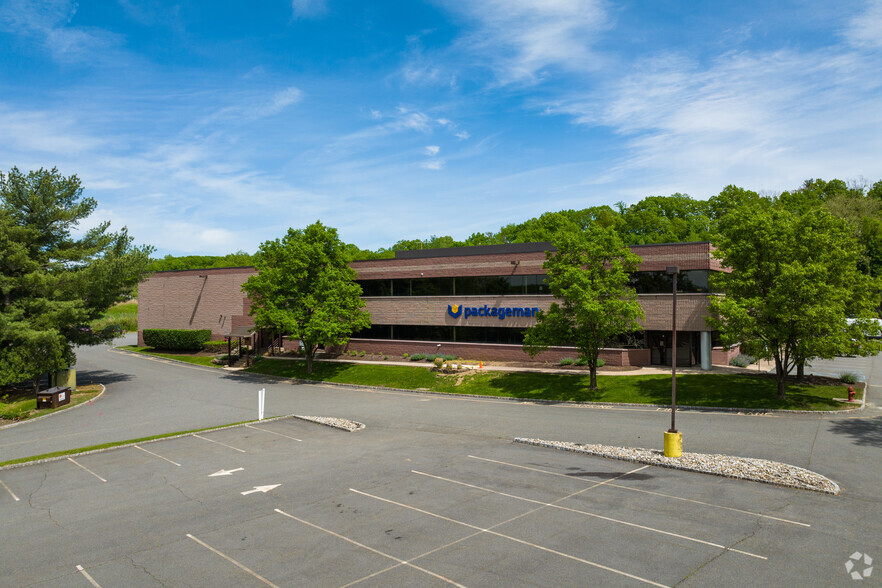 208 Passaic Ave, Fairfield, NJ for lease - Building Photo - Image 2 of 8