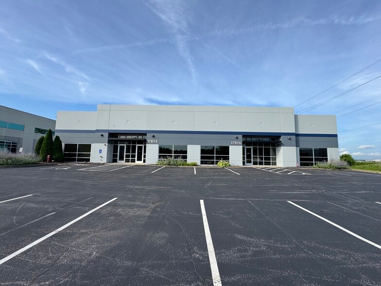 17824-17826 Edison Ave, Chesterfield, MO for lease - Building Photo - Image 1 of 11
