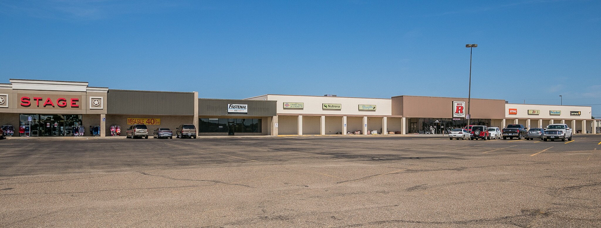 1400 S Dumas Ave, Dumas, TX 79029 Guylane Plaza