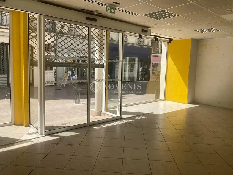 Retail in Vendôme for lease - Interior Photo - Image 1 of 5
