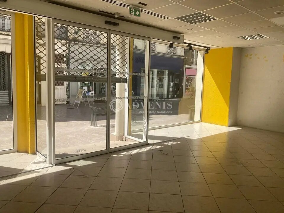 Retail in Vendôme for lease Interior Photo- Image 1 of 6